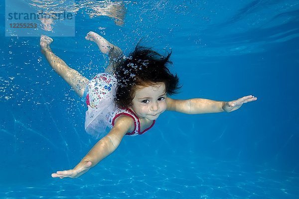 Kleines Mädchen lernt im Schwimmbad unter Wasser zu schwimmen  Ukraine  Europa