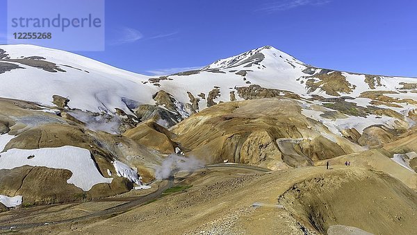 Der Berg Mænir erhebt sich über dem heißen Quellgebiet von Hveradalir  Kerlingarfjöll  Suðurland  Island  Europa