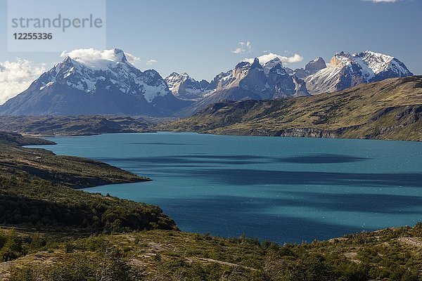Türkisfarbener Gletschersee Lago del Toro vor der Bergkette Cuernos del Paine  Nationalpark Torres del Paine  Patagonien  Chile  Südamerika