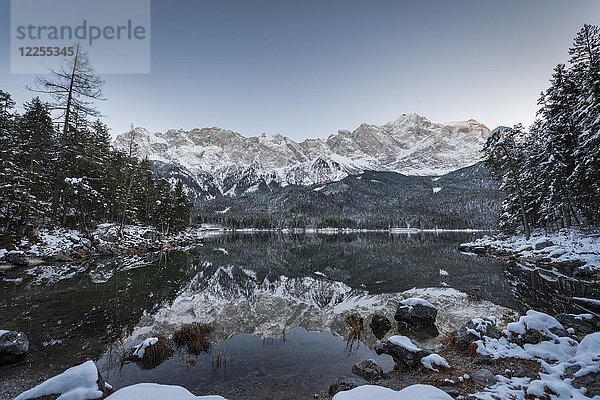 Eibsee im Winter mit schneebedeckter Zugspitze bei Sonnenuntergang  Spiegelung  Wettersteingebirge  Oberbayern  Bayern  Deutschland  Europa