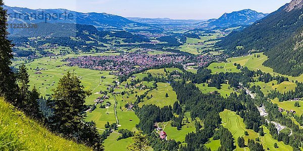 Panorama vom Himmelschrofen  1790m  ins Illertal und nach Oberstdorf  Allgäuer Alpen  Allgäu  Bayern  Deutschland  Europa