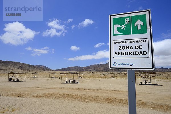 Tsunami-Warnschild in der Nähe des Picknickplatzes am Strand  Nationalpark Pan de Azúcar  bei Chañaral  Región de Atacama  Chile  Südamerika