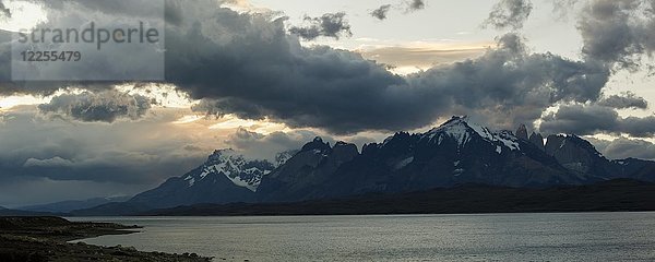 Gletschersee Sarmiento de Gamboa mit der Berggruppe Cordillera del Paine im Abendlicht  Nationalpark Torres del Paine  Region de Magallanes Antartica  Chile  Südamerika