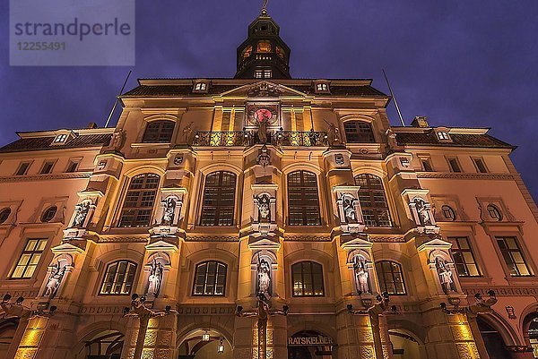 Rathaus  farbig beleuchtet zur Weihnachtszeit  Lüneburg  Niedersachsen  Deutschland  Europa