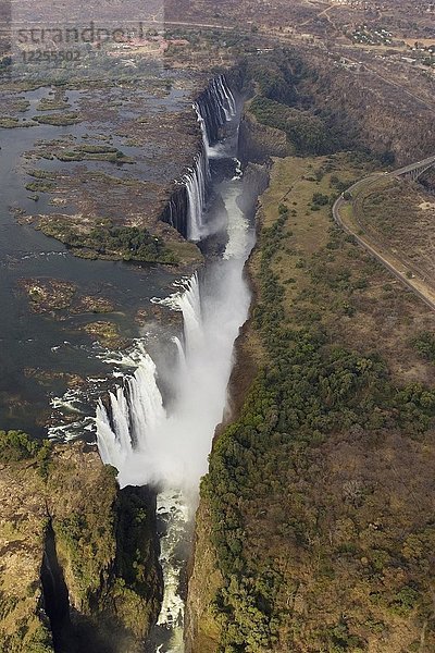 Luftaufnahme des Sambesi-Flusses und der Victoriafälle  im Vordergrund die Hauptfälle in Simbabwe  dahinter die Regenbogenfälle und der östliche Katarakt in Sambia  Weltkulturerbe  Victoriafälle  Simbabwe  Sambia  Afrika
