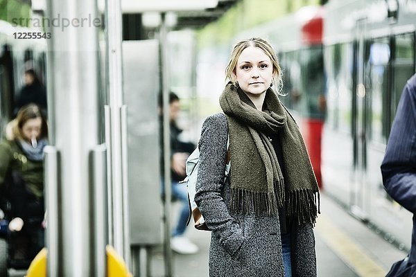 Junge Frau wartet auf den Zug an einem S-Bahnhof  Deutschland  Europa