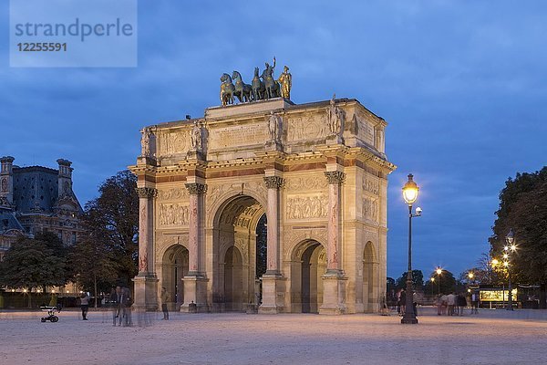Arc de Triomphe du Carrousel  kleiner Triumphbogen in der Dämmerung  Tuilery Garten  Paris  Frankreich  Europa
