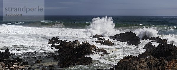 Brechende Wellen zwischen Felsen am Strand  Los Molles  La Ligua  Valparaíso  Chile  Südamerika