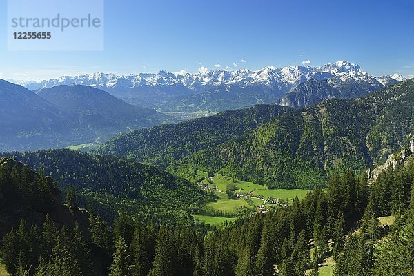 Wettersteingebirge mit Dreitorspitze  Alpspitze  Jubiläumsgrat und Zugspitze  vom Laber  Oberammergau  Oberbayern  Bayern  Deutschland  Europa