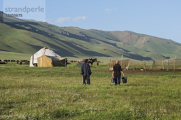 Nomaden-Jurtenlager  Song-Kol-See  Provinz Naryn  Kirgisistan  Zentralasien  Asien