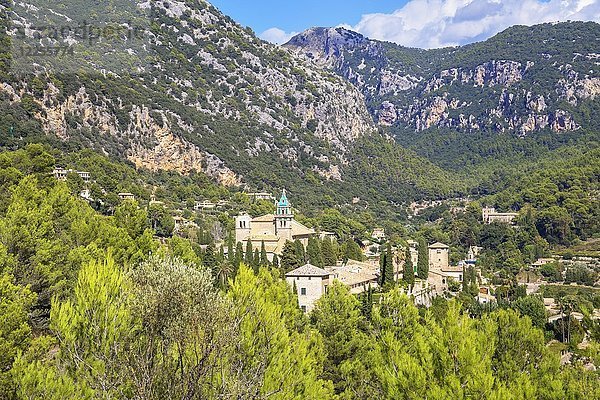 Blick auf das Dorf Valldemossa  Valldemossa  Mallorca  Balearische Inseln  Spanien  Europa