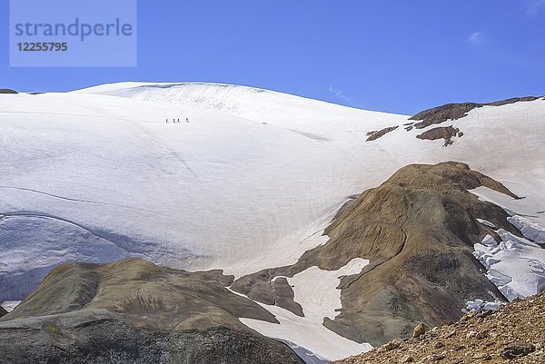 Wanderer oberhalb der thermischen Zone von Hveradalir  Kerlingarfjöll  Suðurland  Island  Europa