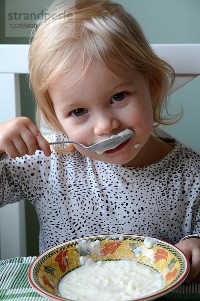 Kleines blondes Mädchen  das Brei isst  Schweden  Europa