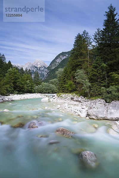 Soca-Fluss mit kristallklarem  türkisblauem Wasser  Soca-Tal  Triglav-Nationalpark  Kanin-Gebirge  Julische Alpen  Slowenien  Europa