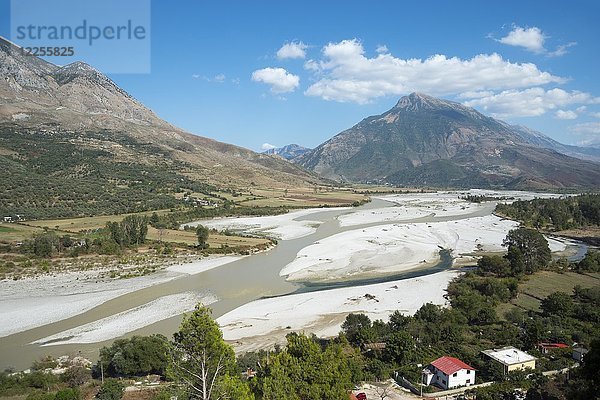Fluss und Berg Vjosa  Tepelena  Albanien  Europa