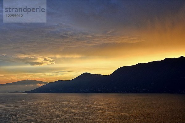 Abendstimmung nach einem Gewitter am Lago Maggiore  bei Luino  Lombardei  Italien  Europa