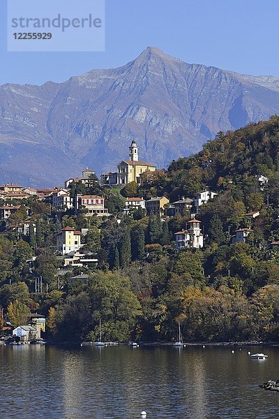 Die Stadt Pino sulla Sponda del Lago Maggiore und der Gipfel Pizzo di Vogorno  Lombardei  Italien  Europa