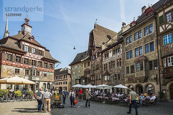 Marktplatz mit Rathaus und historischen bemalten Häusern  Altstadt  Stein am Rhein  Kanton Schaffhausen  Schweiz  Europa