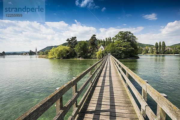 Holzbrücke über den Rhein zur Klosterinsel Werd  Stein am Rhein  Kanton Schaffhausen  Schweiz  Europa