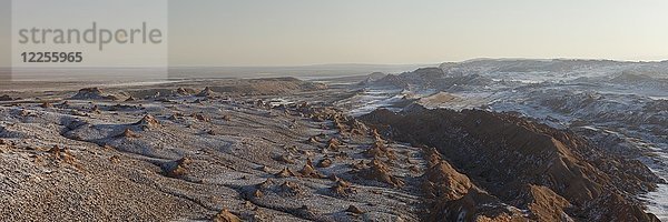 Bizarre rote Felsformationen mit weißem Salz  Valle de la Luna  San Pedro de Atacama  Chile  Südamerika