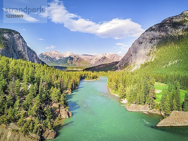Luftaufnahme des Bow River in den kanadischen Rockies  Banff National Park  Alberta  Kanada  Nordamerika