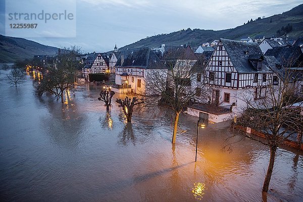 Hochwasser an der Mosel  Dämmerung  Reil  Rheinland-Pfalz  Deutschland  Europa