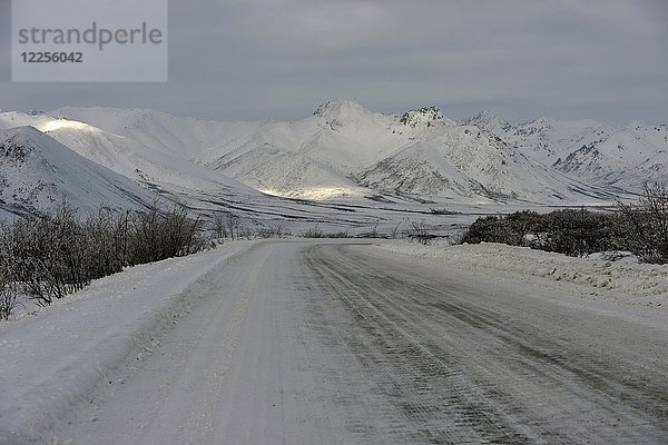 Dempster Highway im Winter  ganzjährig geräumte Schotterstraße  Yukon  Kanada  Nordamerika