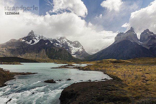 Cuernos del Paine Berge mit Rio Paine Gletscherfluss  Torres del Paine Nationalpark  Region de Magallanes Antartica  Chile  Südamerika