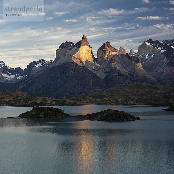 Bergmassiv Cuernos del Paine bei Sonnenaufgang  Gletschersee Lago Pehoe  Nationalpark Torres del Paine  Chile  Südamerika