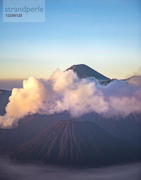 Blick auf Vulkane bei Sonnenaufgang  rauchender Vulkan Gunung Bromo  Batok  Mt. Gunung Semeru  Nationalpark Bromo-Tengger-Semeru  Java  Indonesien  Asien