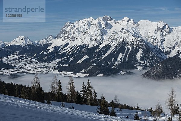 Blick vom Hauser Kaibling auf das Dachsteinmassiv mit dem Ennstal im Nebel  Region Schladming Dachstein  Ski amade'  Schladming  Steiermark  Österreich  Europa