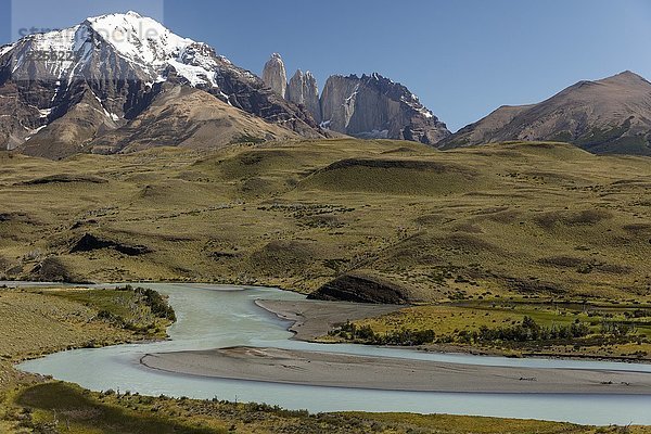 Schneebedeckte Gipfel des Granitgebirges Torres del Paine mit dem Gletscherfluss Rio Paine  Torres del Paine National Park  Region de Magallanes Antartica  Chile  Südamerika