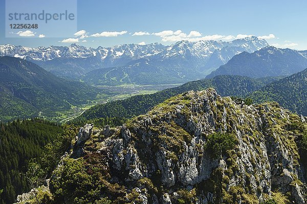 Wettersteingebirge mit Dreitorspitze  Alpspitze  Jubiläumsgrat und Zugspitze  von der Ettaler Mandl  Oberammergau  Oberbayern  Bayern  Deutschland  Europa