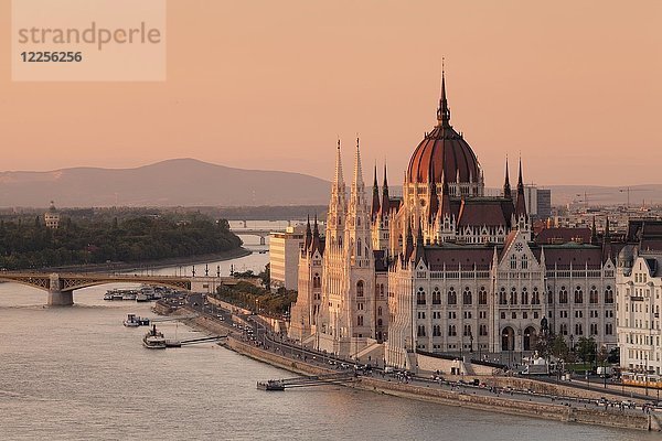 Blick über die Donau auf das Parlament bei Sonnenuntergang  Pest  Budapest  Ungarn  Europa