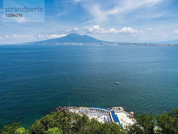 Blick von Castellammare de Stabia über den Golf von Neapel  hinter dem Vesuv  Neapel  Kampanien  Italien  Europa