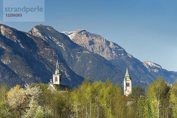 Pfarrkirche Maria Himmelfahrt  im Frühling  links die Kirche mit dem alten Glockenturm  rechts der neue Glockenturm  Schwaz  Tirol  Österreich  Europa