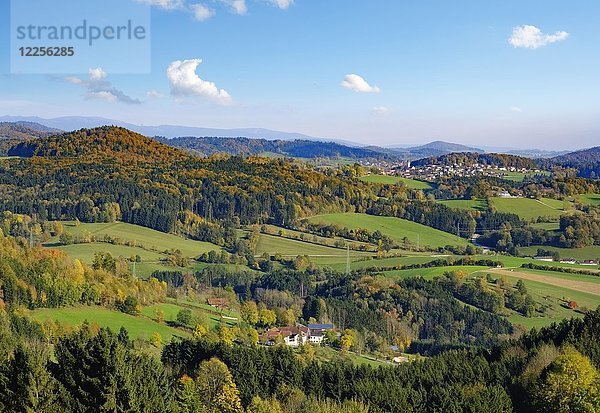 Blick von Perlesreut nach Westen mit Dorf Kumreut  Bayerischer Wald  Niederbayern  Bayern  Deutschland  Europa