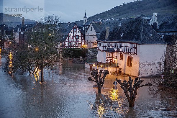 Hochwasser an der Mosel  Dämmerung  Reil  Rheinland-Pfalz  Deutschland  Europa