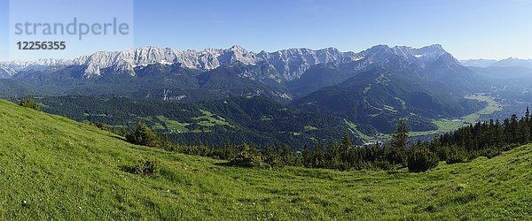 Wettersteingebirge mit Dreitorspitze  Alpspitze  Jubiläumsgrat und Zugspitze  vom Wank  Garmisch-Partenkirchen  Oberbayern  Bayern  Deutschland  Europa