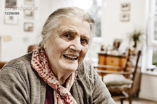 Seniorin in ihrem Zimmer in einem Seniorenheim  Porträt  Jan Tepass  Nordrhein-Westfalen  Deutschland  Europa