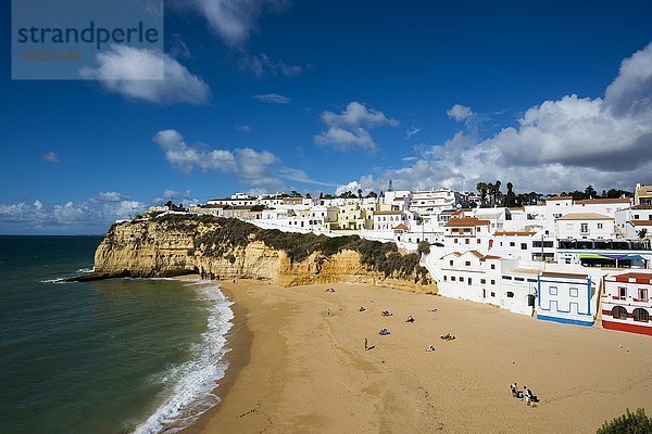 Bucht mit Strand und bunten Häusern  Carvoeiro  Algarve  Portugal  Europa