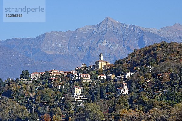 Die Stadt Pino sulla Sponda del Lago Maggiore und der Gipfel Pizzo di Vogorno  Lombardei  Italien  Europa