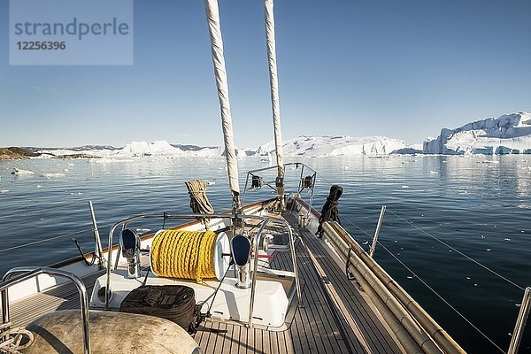 Deck eines Segelschiffs  Fjord  hintere Eisberge  Grönland  Nordamerika