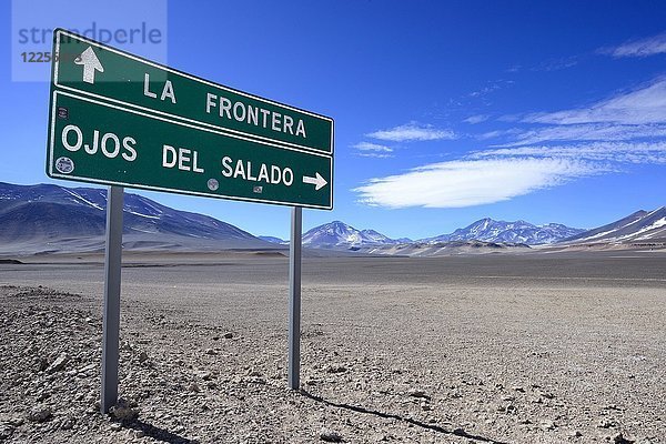 Führer zur Grenze mit Argentinien und dem Vulkan Ojos del Salado  Atacama-Wüste  Paso de San Francisco  Región de Atacama  Chile  Südamerika
