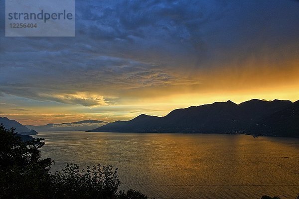 Abendstimmung nach einem Gewitter am Lago Maggiore  bei Luino  Lombardei  Italien  Europa