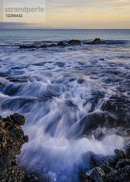 Meer  Morgenstimmung an der felsigen Küste bei Corralejo  Parque Natural de Corralejo  Fuerteventura  Kanarische Inseln  Spanien  Europa