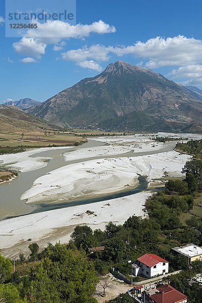 Fluss und Berg Vjosa  Tepelena  Albanien  Europa