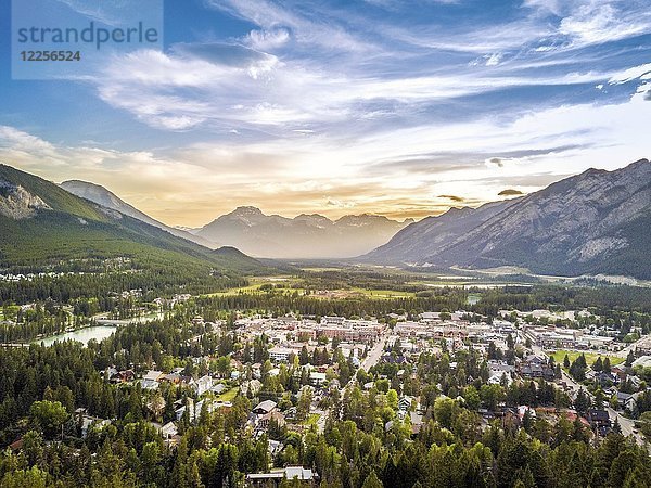 Stadtbild von Banff in den kanadischen Rocky Mountains  Alberta  Kanada  Nordamerika