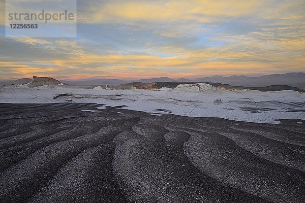 Mondlandschaft des Campo de Piedra Pomez im Sonnenuntergang  Departamento Antofagasta de la Sierra  Catamarca  Argentinien  Südamerika