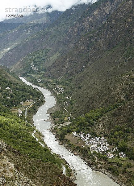 Dorf Jiaju am Fluss Dadu  autonomer Bezirk Garzê der Tibeter  Sichuan  China  Asien